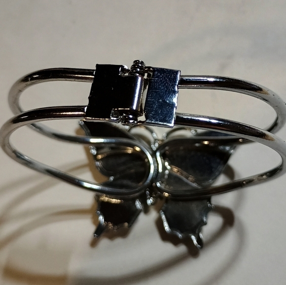 Elegant Silver and Green Butterfly Bracelet - Picture 3 of 4